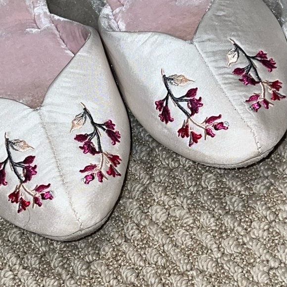 Satiny Embroidered Velvety Slip on Slippers , GAP 7-8 - Picture 10 of 10